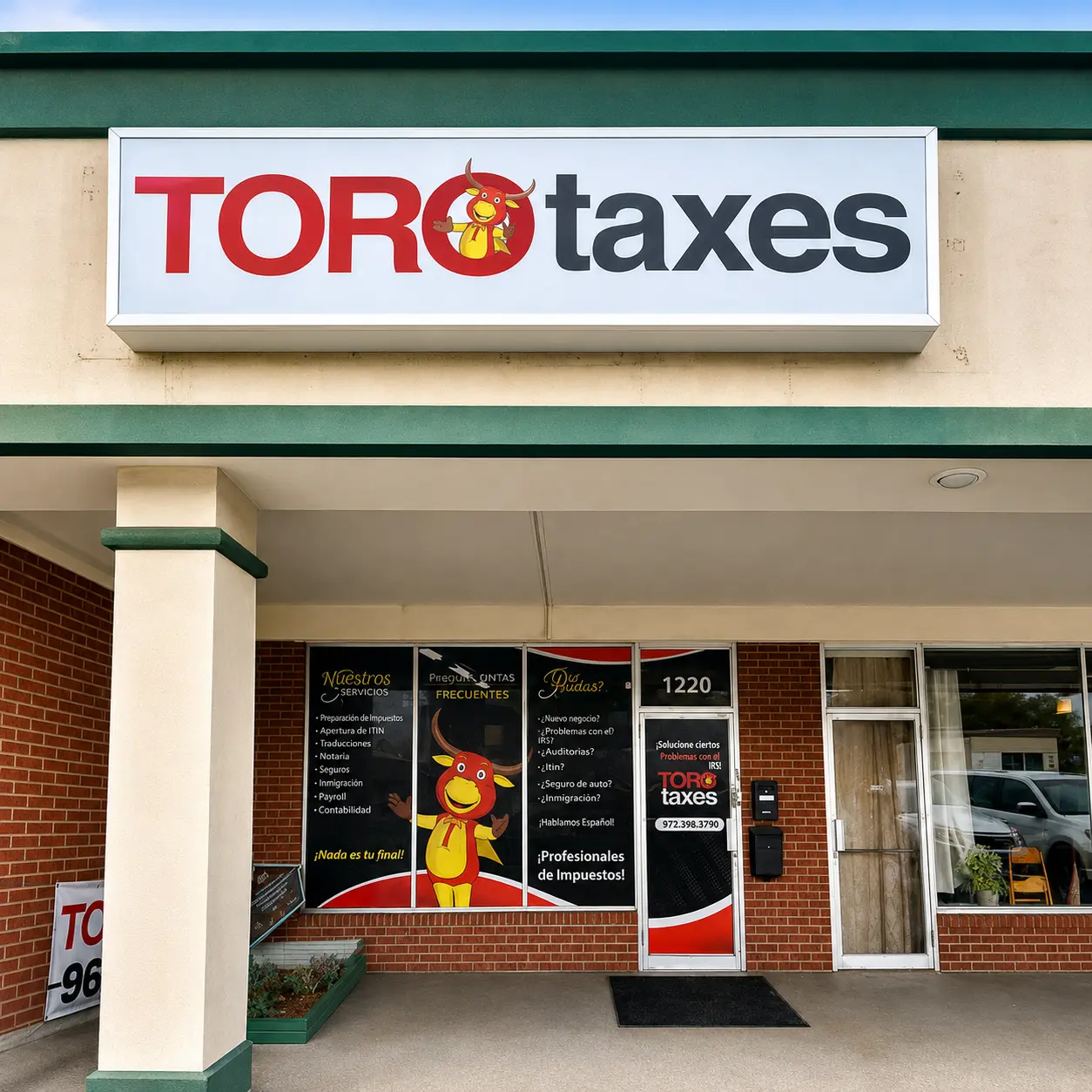 Oficina en la franquicia Toro Taxes en Denver, donde atiende Rogelio Méndez