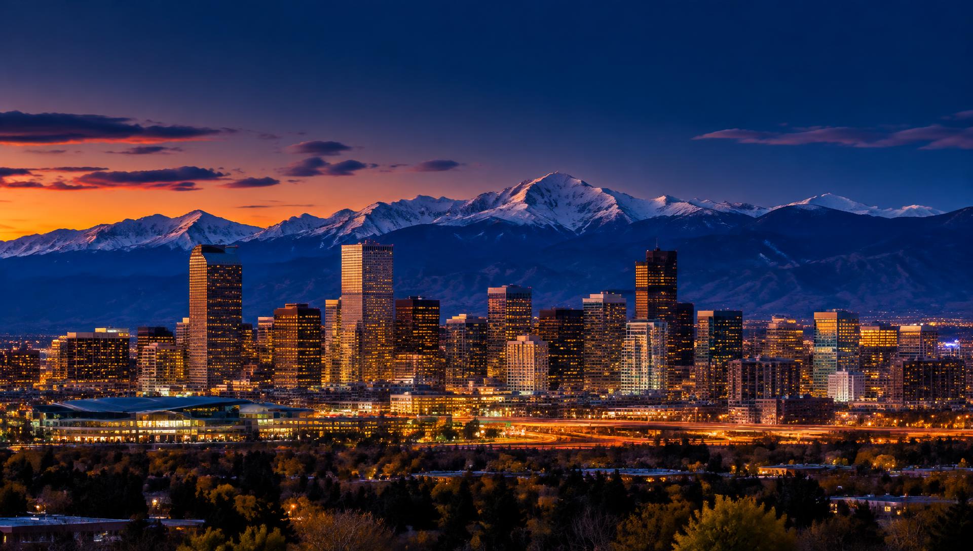 Vista de Denver al atardecer con las montañas al fondo